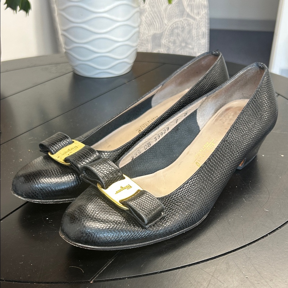 Women’s Black Textured Leather Bow Flats with Gold Accent size 7
